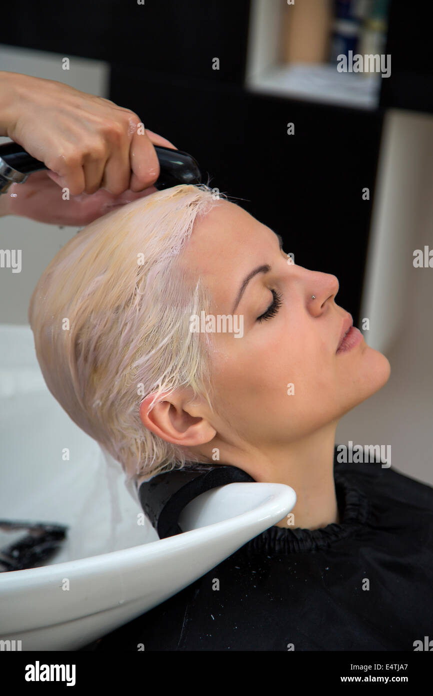 Junge Frau beim Friseur Stockfoto