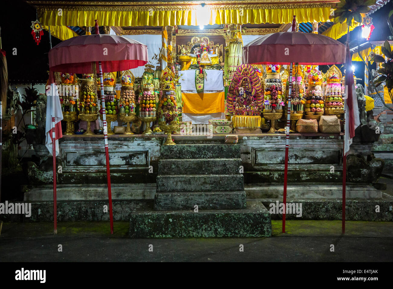 Bali, Indonesien.  Tempelopfern Obst, Eier und Süßigkeiten in der Hoffnung auf einen guten Reis Ernte, Pura Dalem hinduistischer Tempel, Dlod Blun Stockfoto