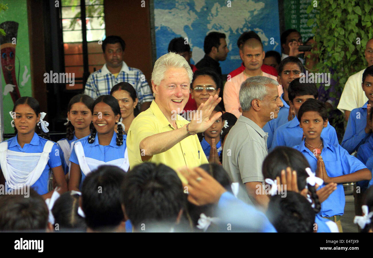 Jaipur, Indien. 16. Juli 2014. Former U.S. President Bill Clinton (C) grüßt die Schüler, als er eine staatliche Schule in Jaipur, Indien, 16. Juli 2014 besucht. Ehemaliger US-Präsident Bill Clinton kam Dienstag in Jaipur, der Hauptstadt des indischen Bundesstaat Rajasthan, um einen Einblick in einer NGO-Lauf-Mittagessen-Regelung für Schulkinder. Bildnachweis: Stringer/Xinhua/Alamy Live-Nachrichten Stockfoto