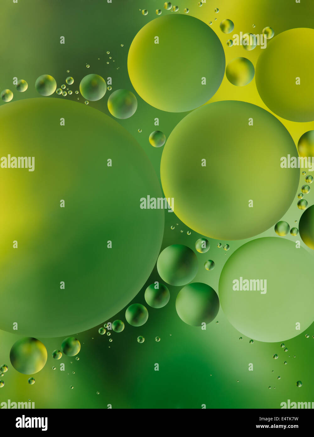 grüne Blase erstellt von Öl tropft auf Wasseroberfläche als Hintergrund Stockfoto