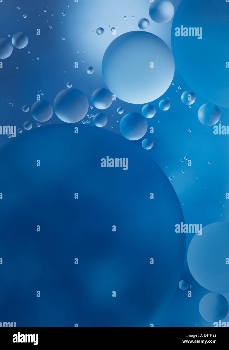 blaue Blase erstellt von Öl schwimmt auf der Wasseroberfläche Stockfoto