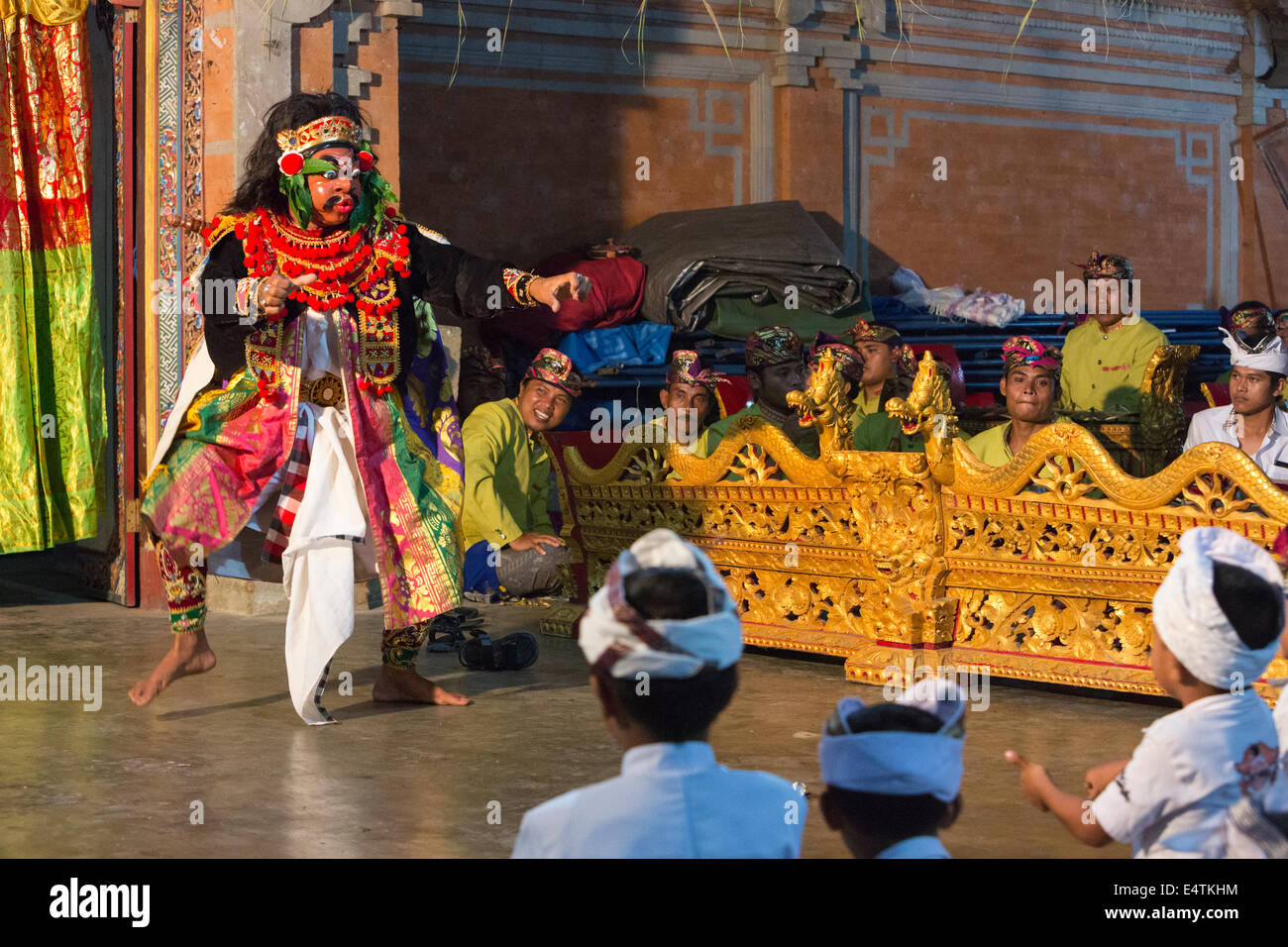 Bali, Indonesien.  Tänzerin Re-enacting Szenen aus der hinduistischen Mythologie Balinesen, eine Zeremonie, in der Hoffnung auf eine reiche Reisernte. Stockfoto