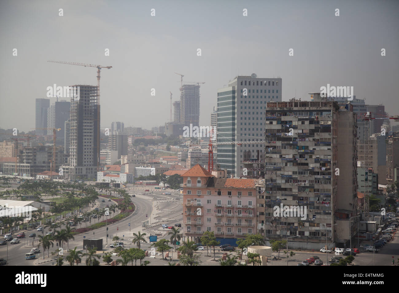 Angola, Luanda Gebäude Land Profil Stadtbild Stadt Leben neue Wolkenkratzer in der Stadt Stockfoto