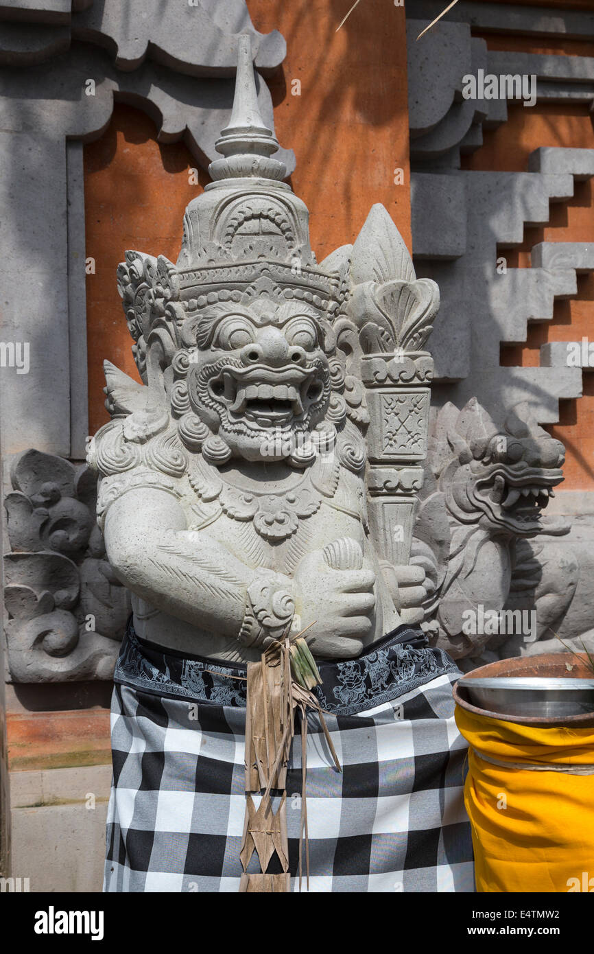 Bali, Indonesien.  Hinduistischer Tempelwächter eingehülltes Poleng Tuch, als Symbol für die dualistische Natur des Universums.  Pura Dalem Stockfoto