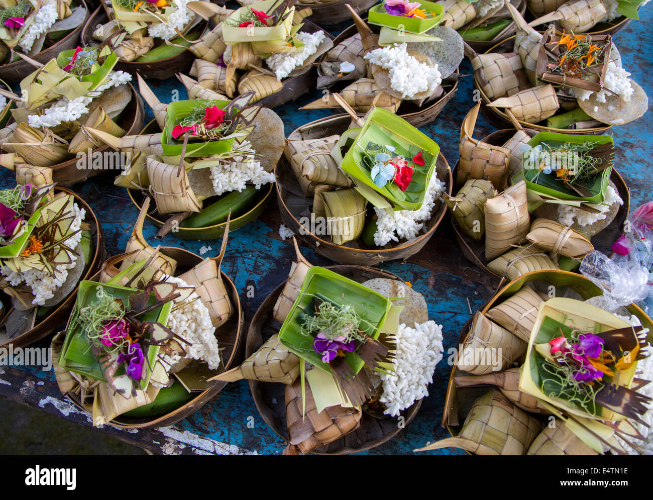 Bali, Indonesien.  Angebot-Körbe (Canang) gemacht in der Hoffnung auf eine reiche Reisernte.  Dlod Blungbang de Pura Dalem Tempel Stockfoto