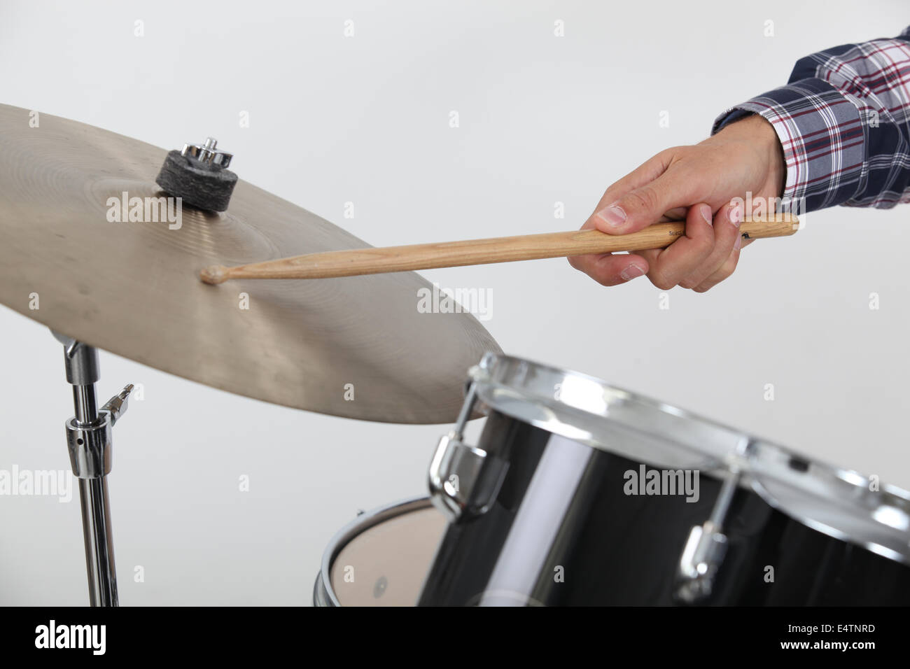 Schlagzeuger schlagen ein Becken Stockfoto