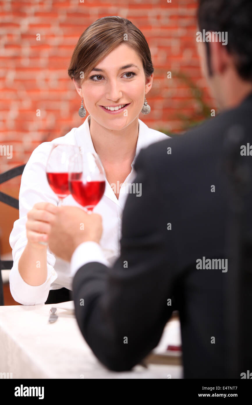 Paar in einem Restaurant rose Wein trinken Stockfoto