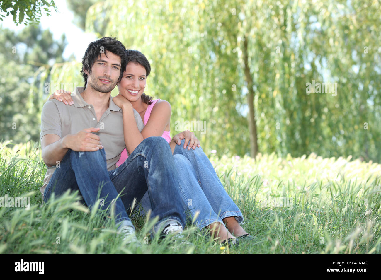 Paar saß im park Stockfoto