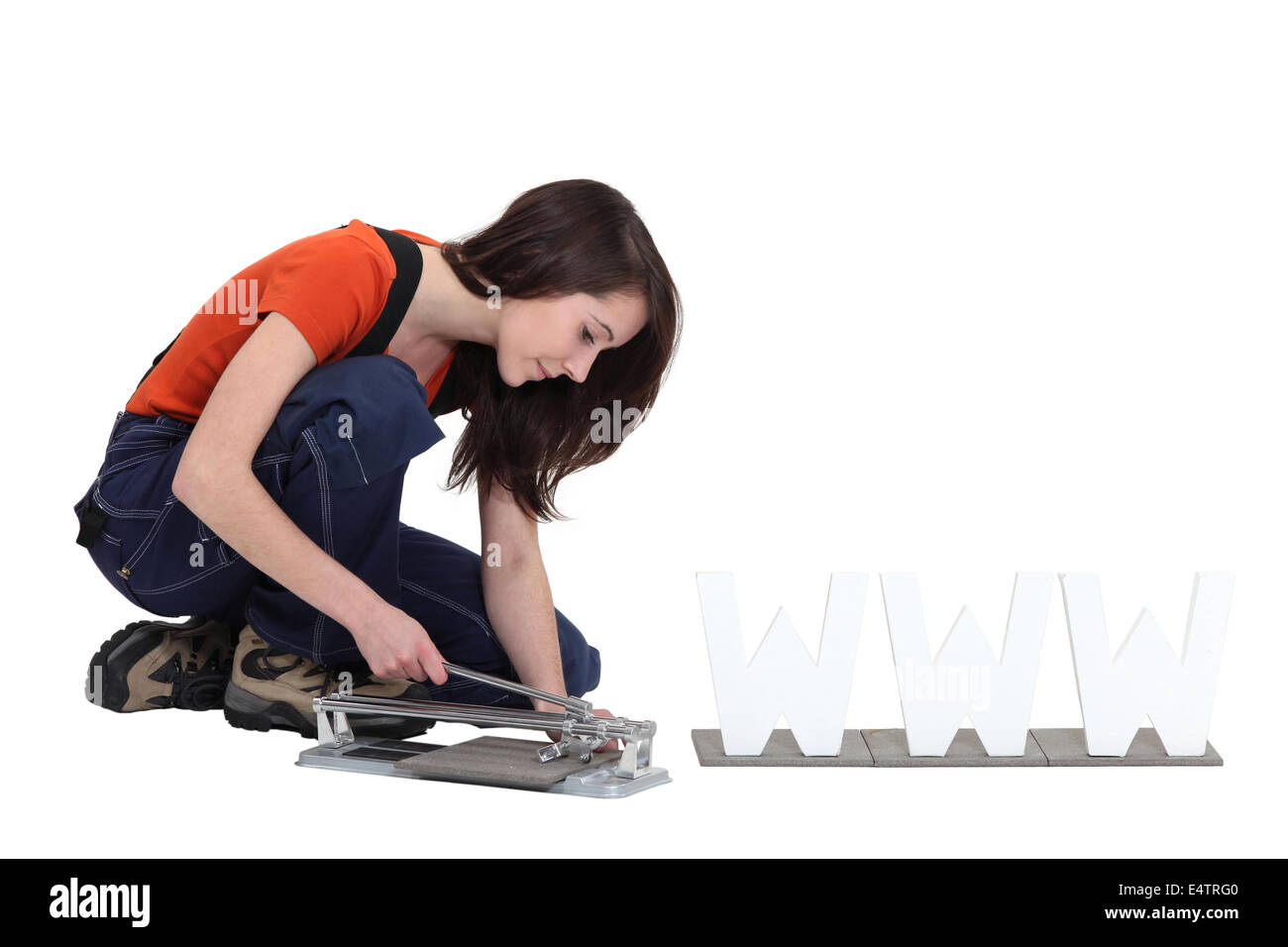 Frau mit manueller Fliesenschneider Stockfoto
