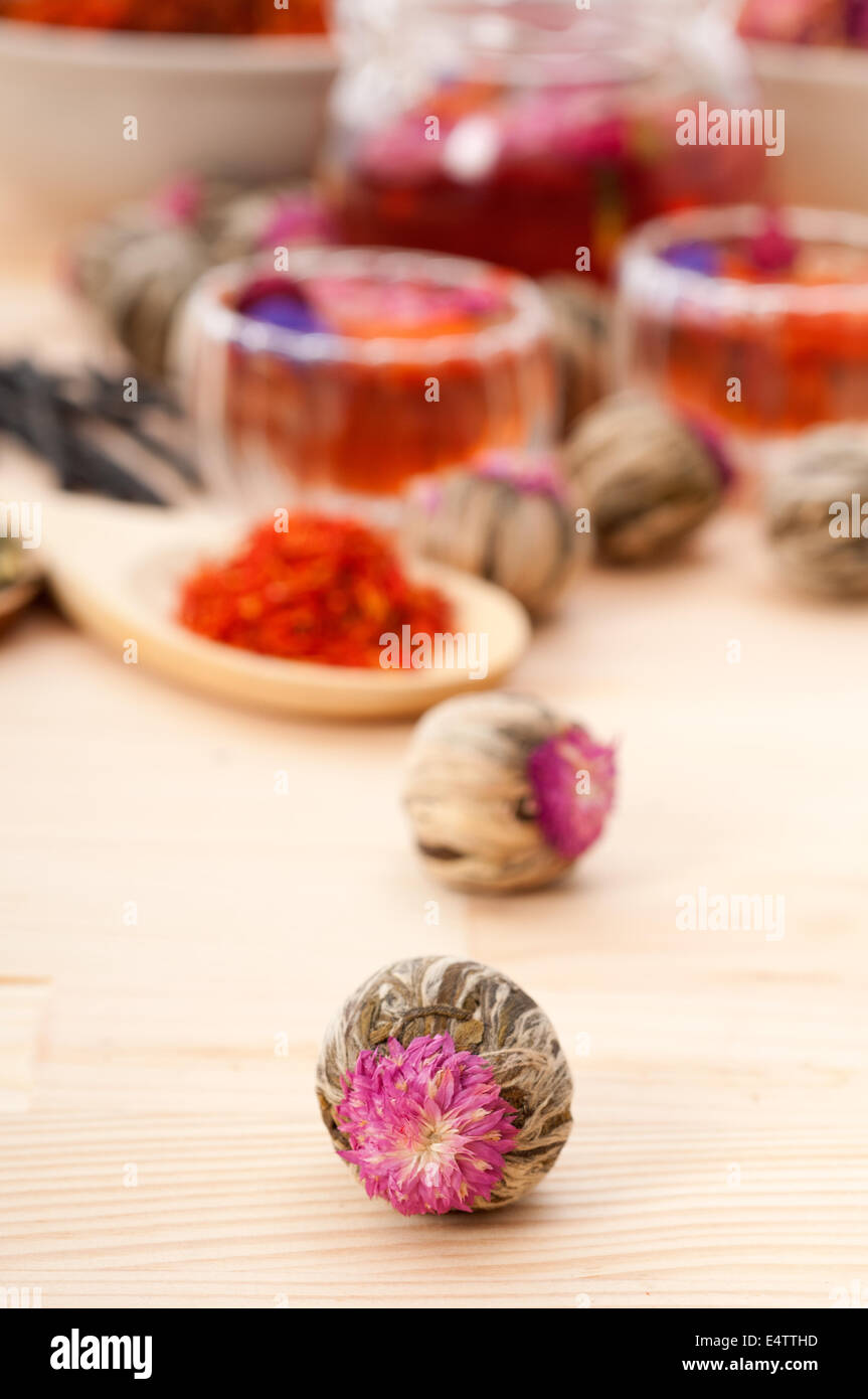 Natürliche Blumen Kräutertee Infusion mit trockene Blume Stockfoto