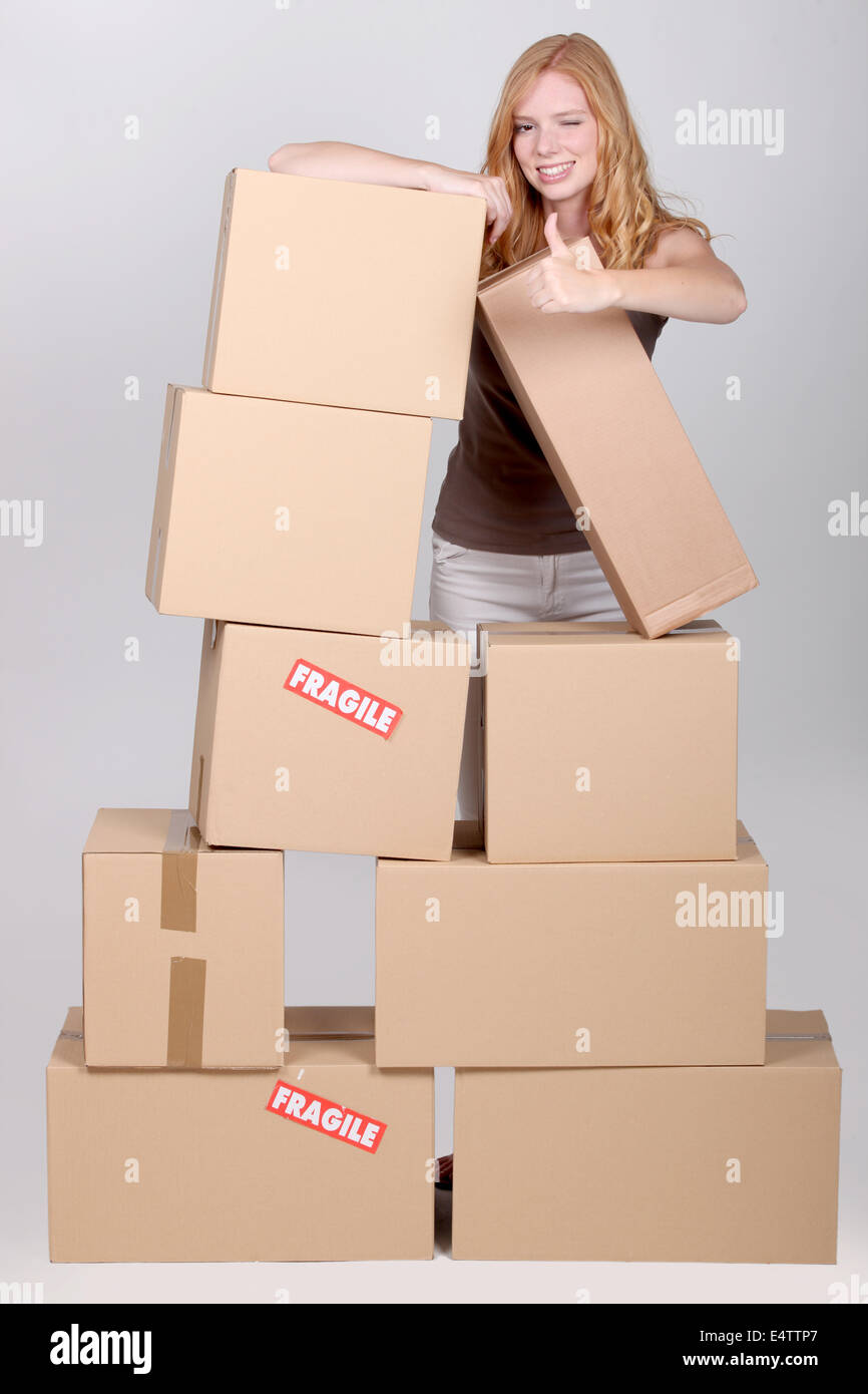 Frau stand von Haufen von Kartons Stockfoto
