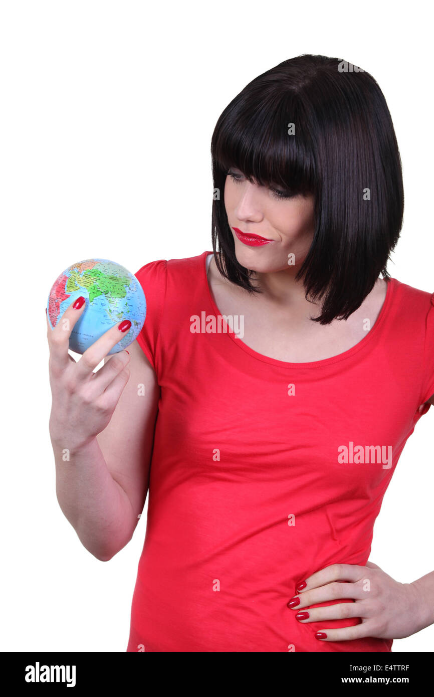 Frau mit einem Mini-Globus Stockfoto