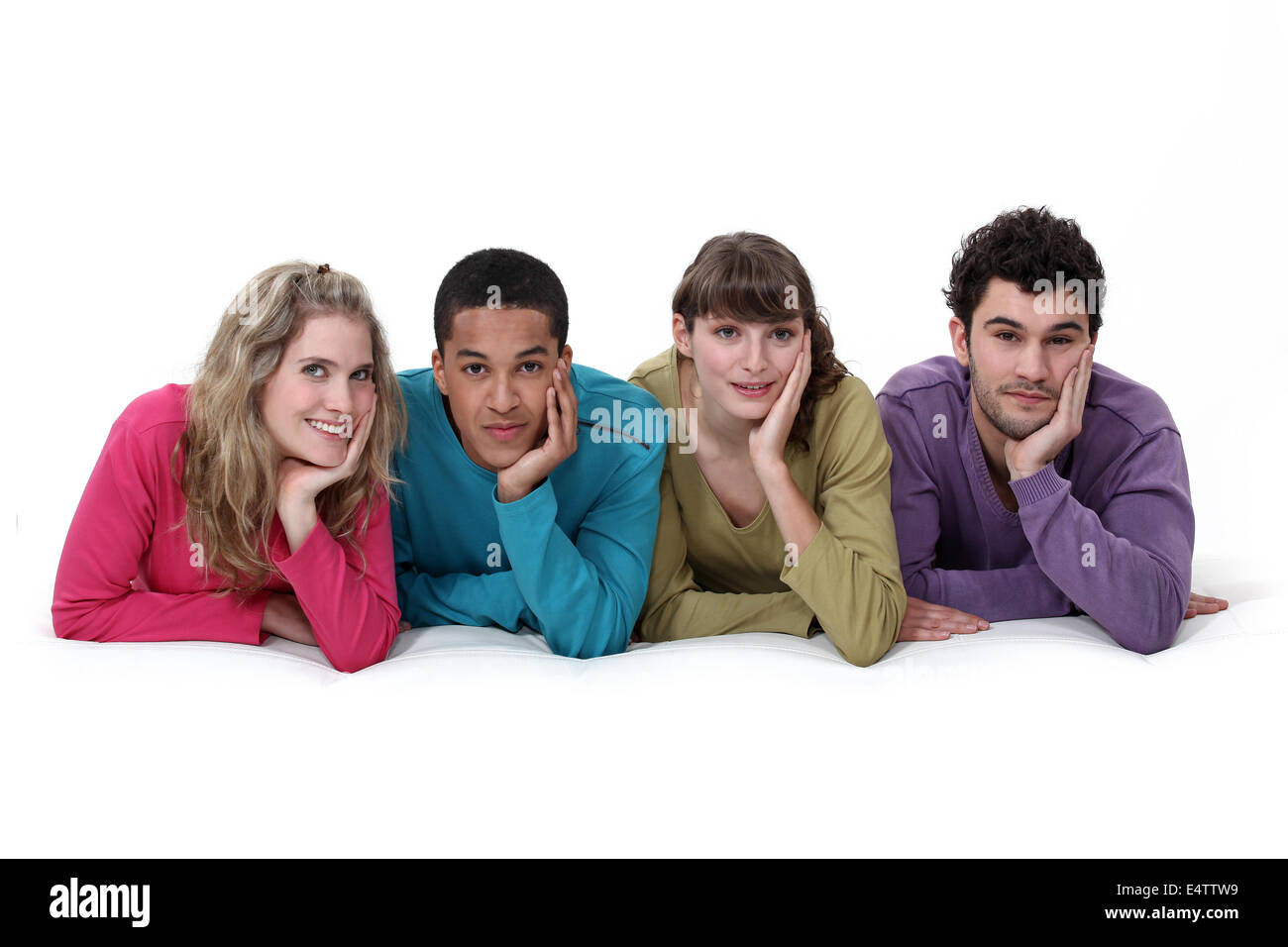 Eine ethnisch heterogene Gruppe von Jugendlichen Stockfoto