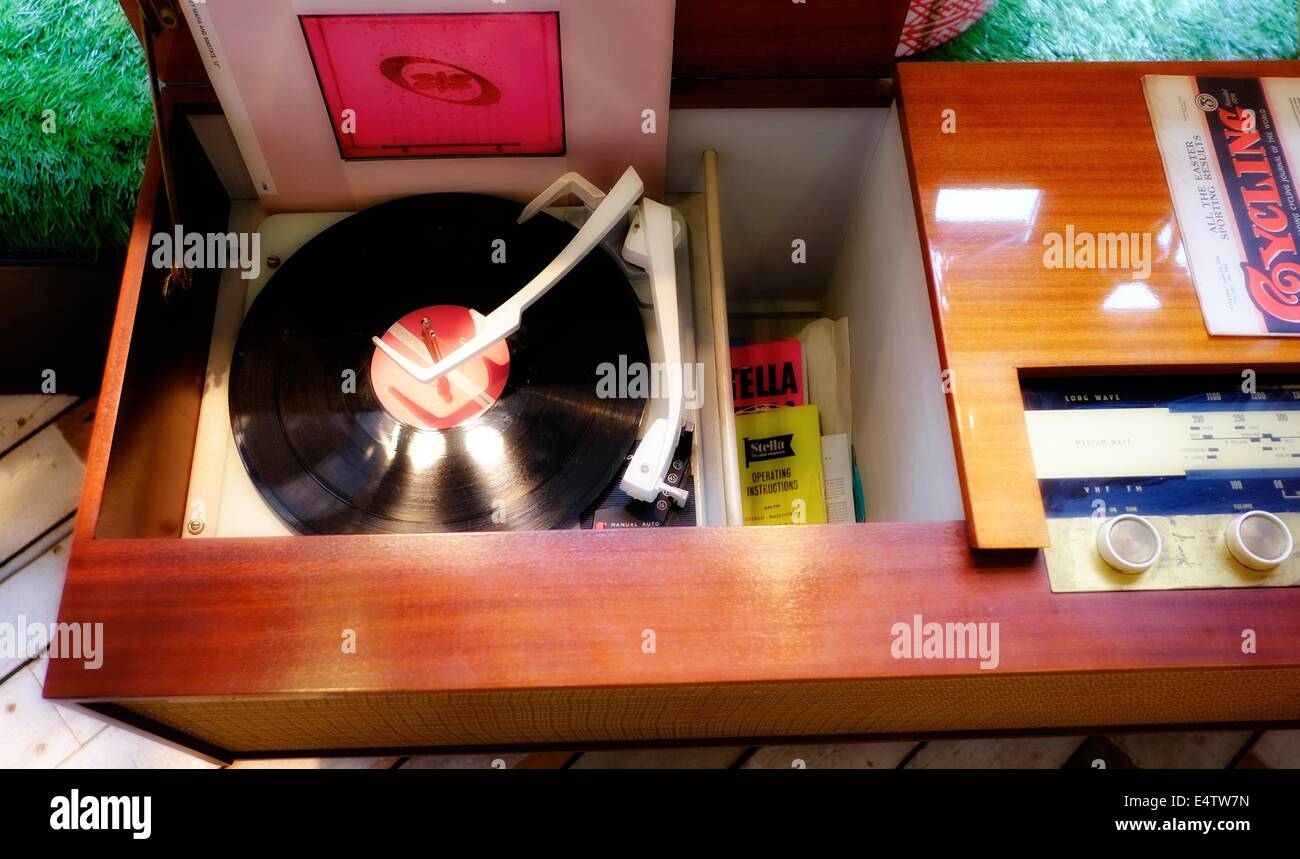 altes Grammophon Plattenspieler in einem Retro-Shop Derby England uk Stockfoto