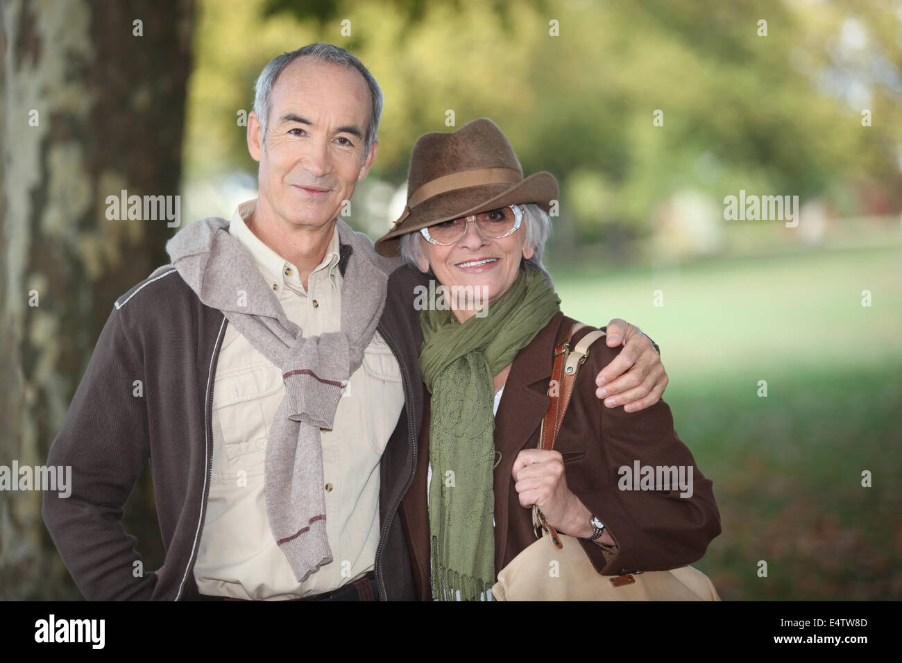 Paar im Wald Stockfoto