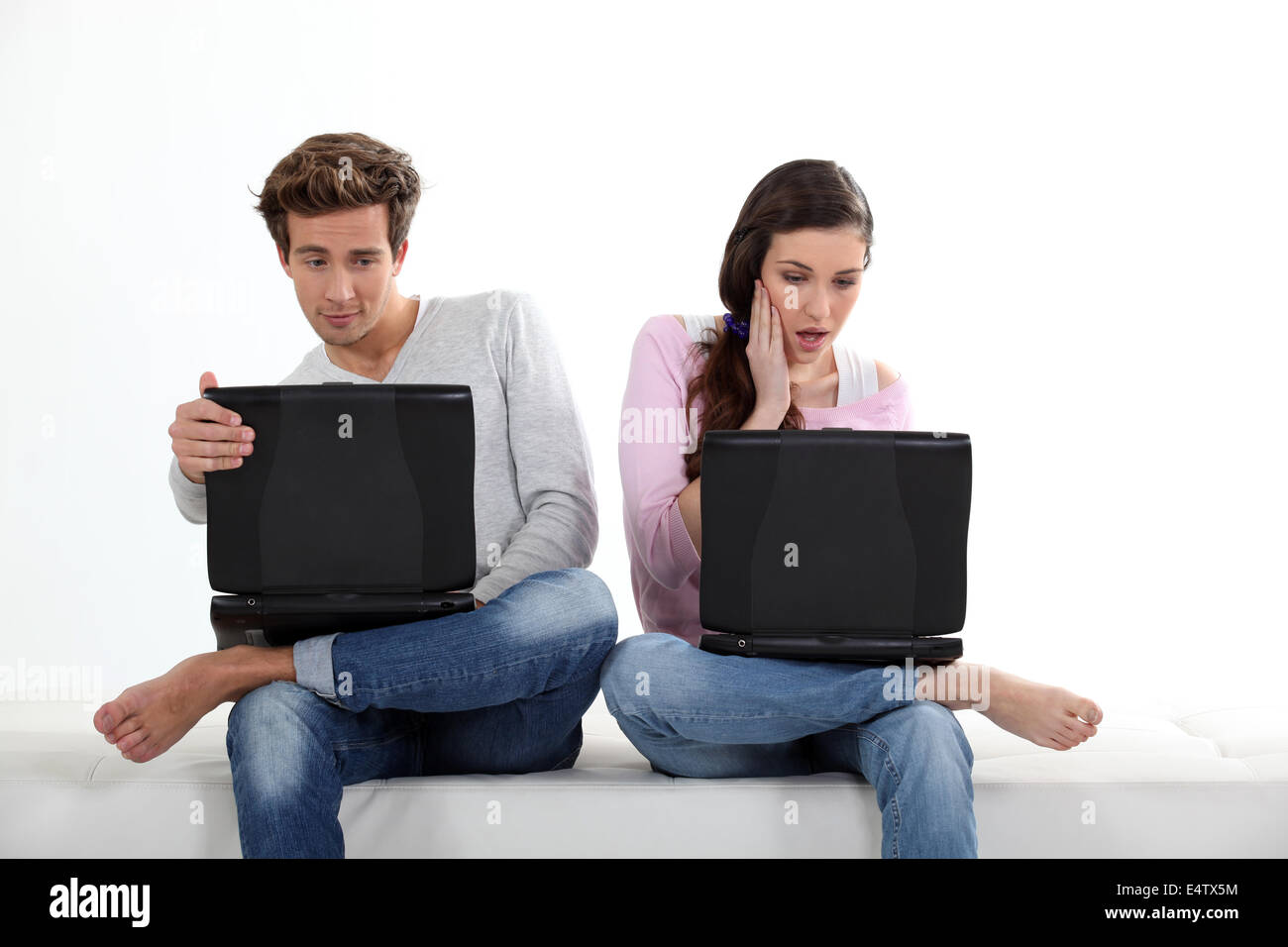 Junges Paar mit ihren laptops Stockfoto