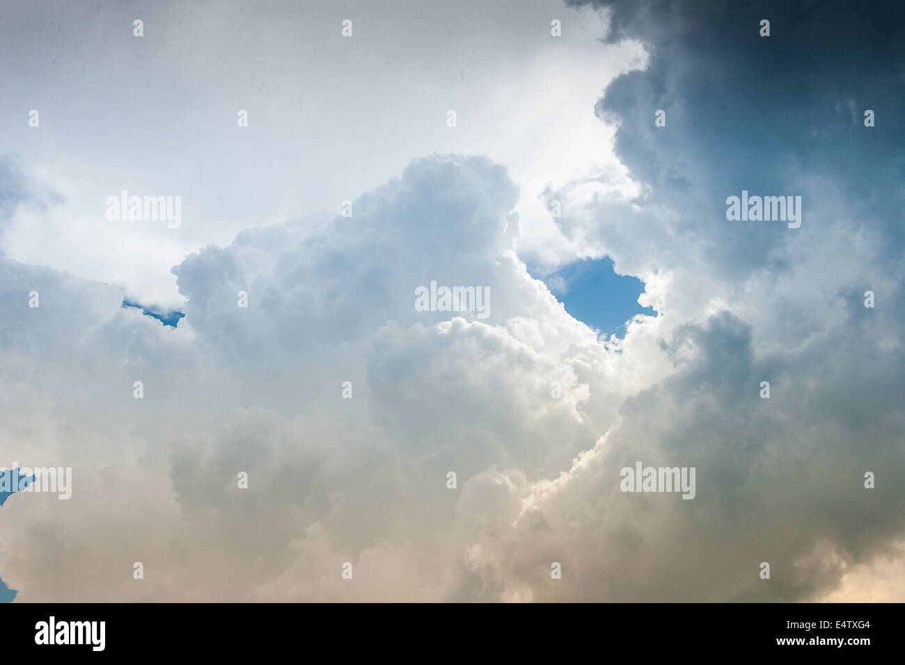 Wolken am Himmel der Sturm im Sommer Stockfoto