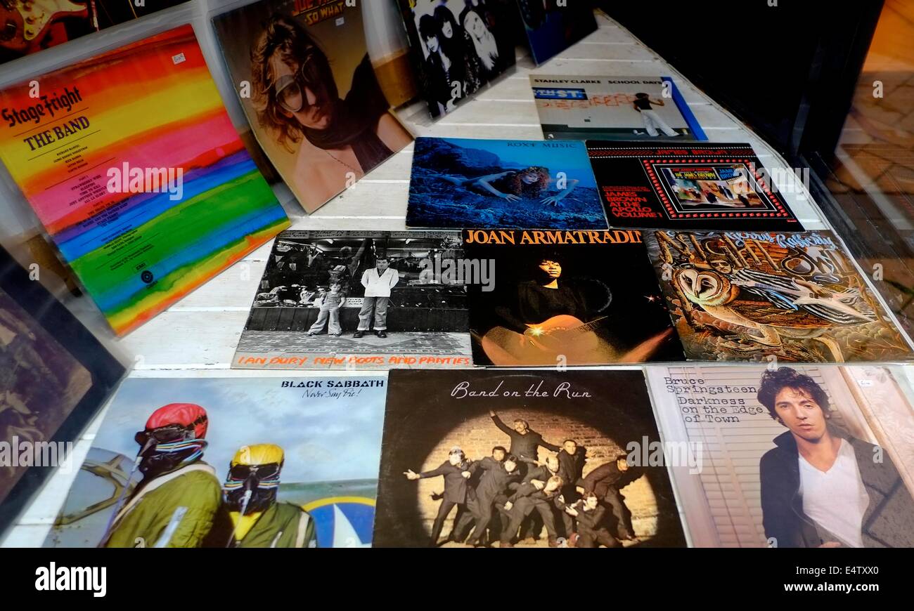 Alte Schallplatten zum Verkauf in einem Geschäft Fenster Derby England uk Stockfoto