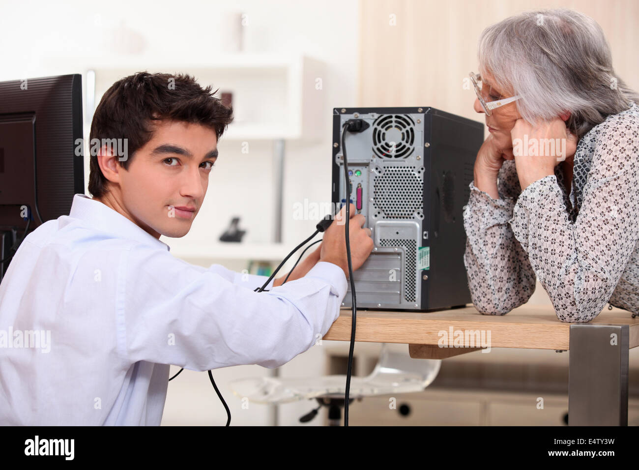 junger Mann versucht, Computer zu reparieren Stockfoto