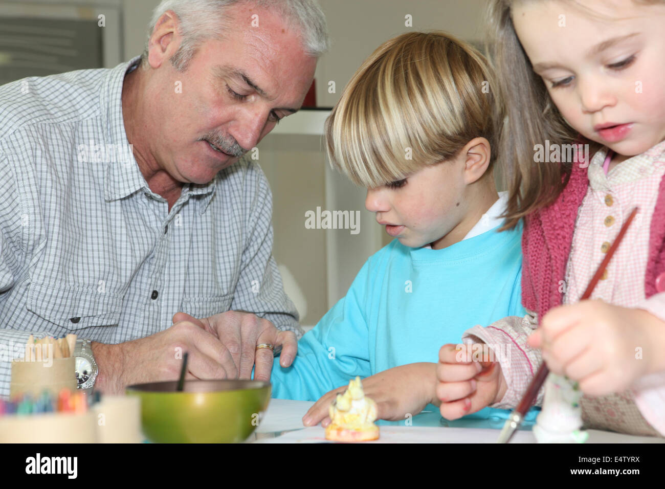 Bruder und Schwester, die Malerei mit Opa Stockfotografie - Alamy