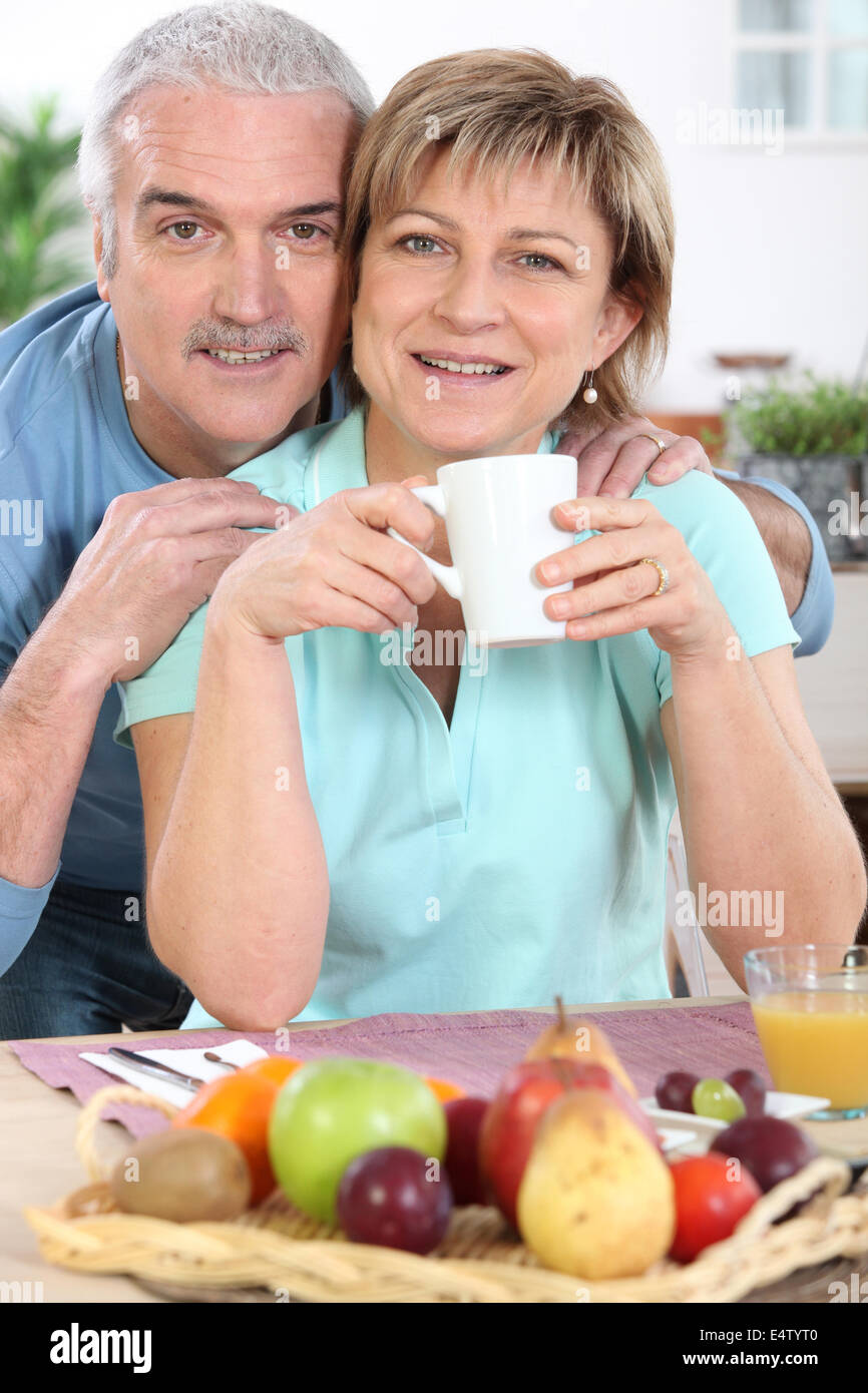 Älteres Paar alle lächelt beim Frühstück Stockfoto