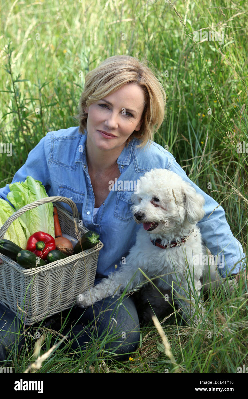 Frau mit Hund und Korb mit Gemüse Stockfotografie Alamy