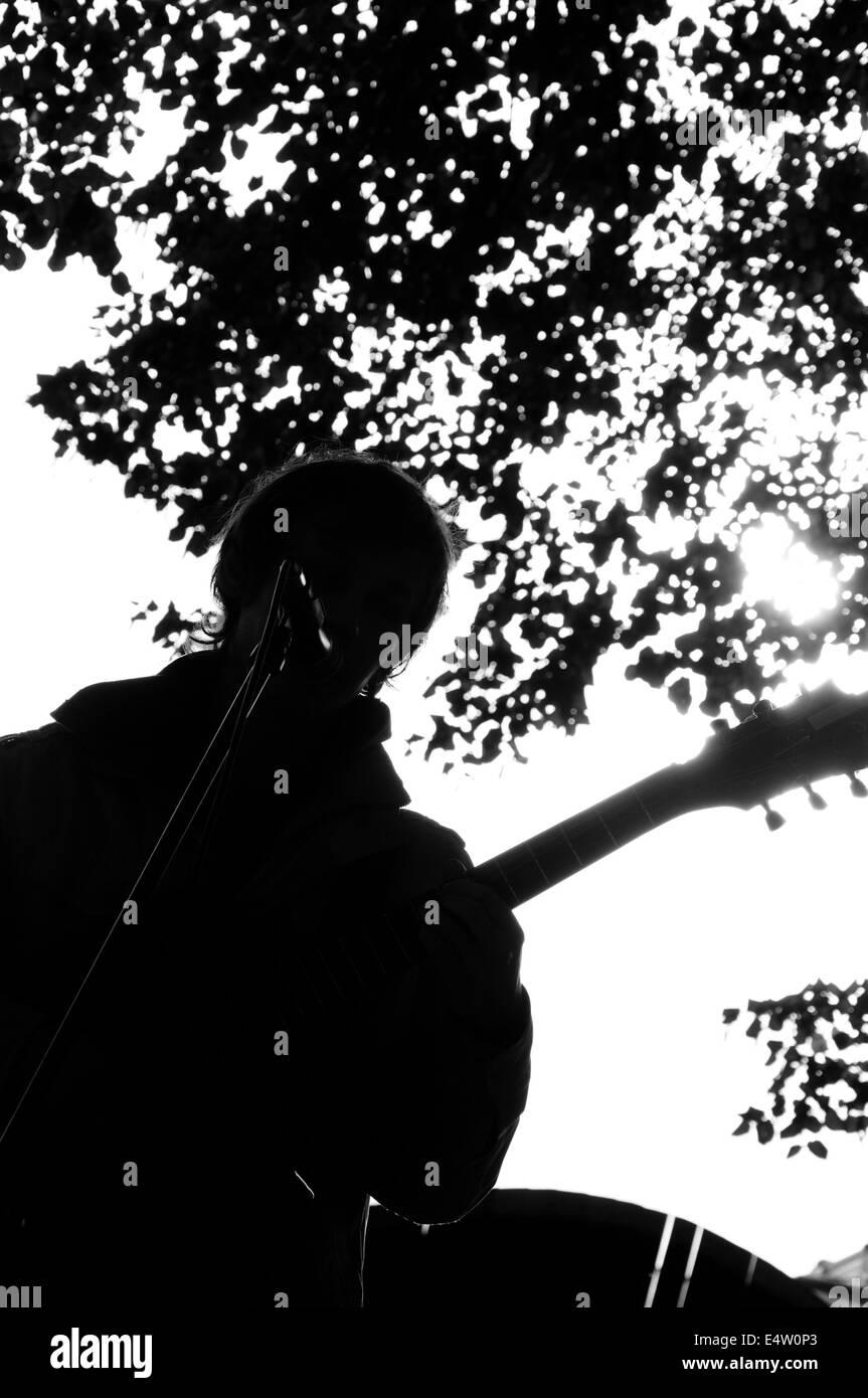Silhouette-Musiker mit Gitarre. Stockfoto