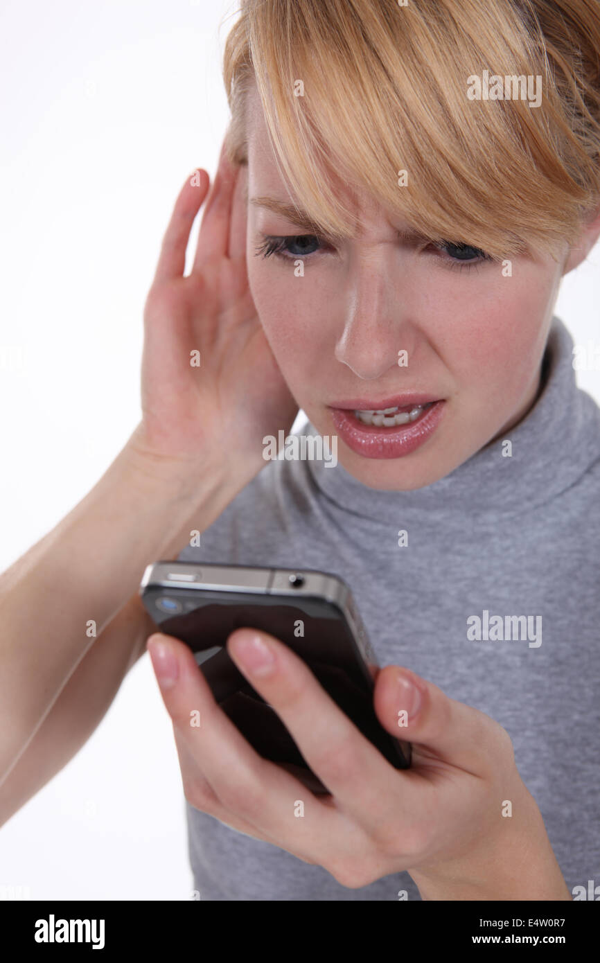 Frau, die kämpfen, um ihr Telefon zu hören Stockfoto