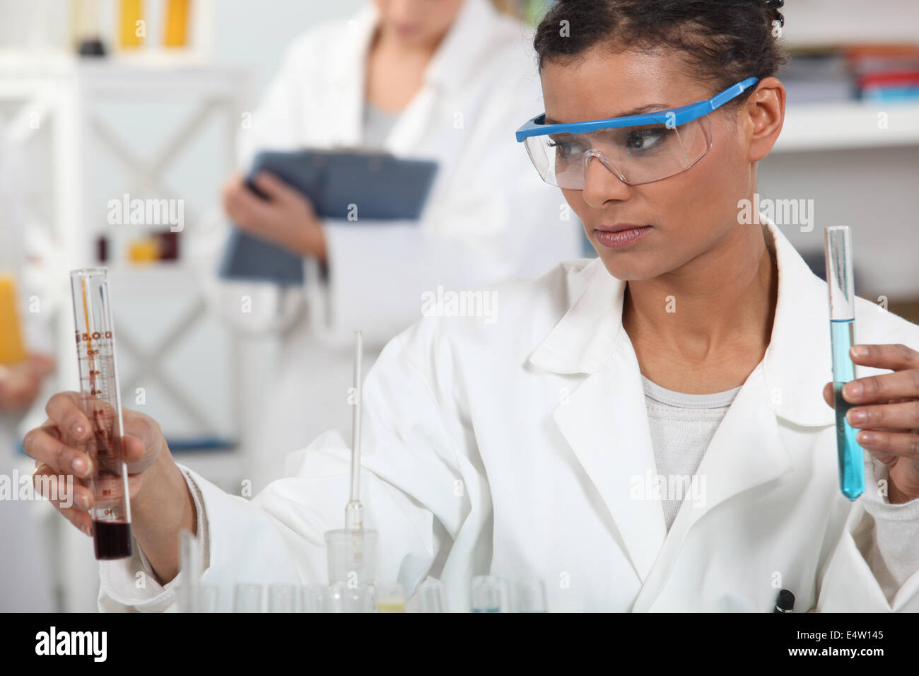 Ein weiblicher Forscher in ihrem Labor. Stockfoto