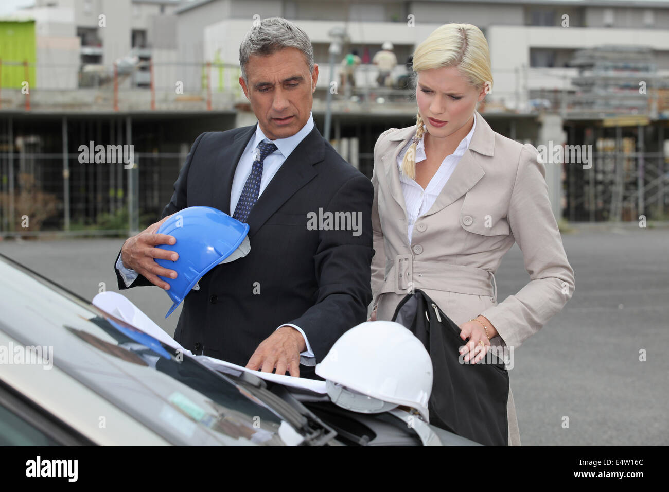 Männliche und weibliche Architekten Stand mit dem Auto Stockfoto
