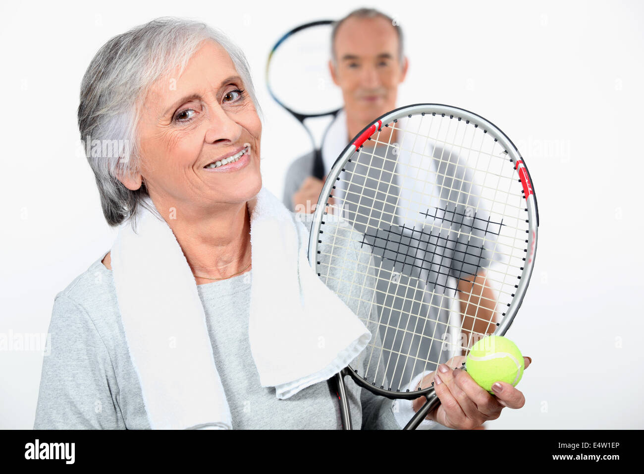 Älteres Ehepaar Tennis spielen Stockfoto