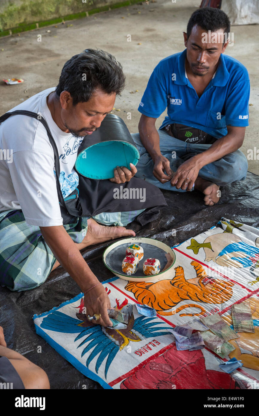 Bali, Indonesien. Glücksspiel mit Würfeln.  Dlod Blungbang Dorf. Stockfoto