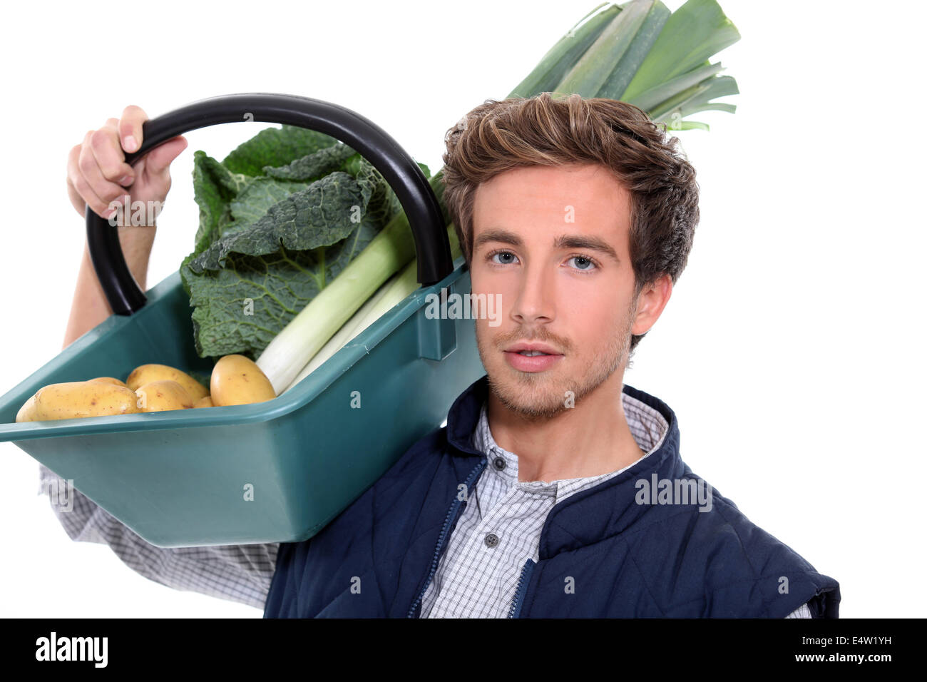 Junglandwirt mit einem Gemüse-Korb Stockfoto
