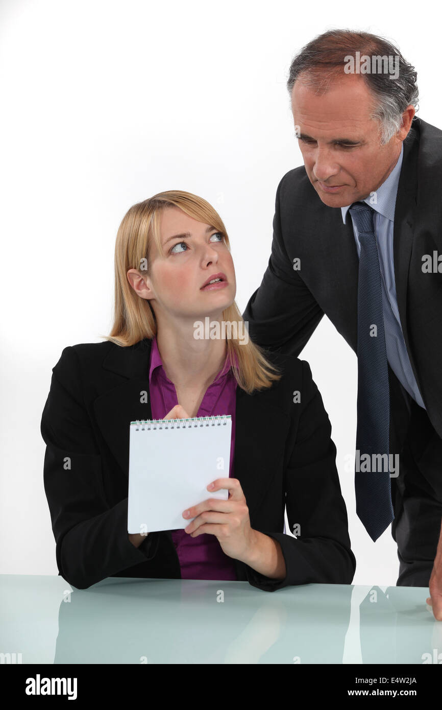 Frau im Hintergrund kommunizieren mit ihrem Chef Stockfoto