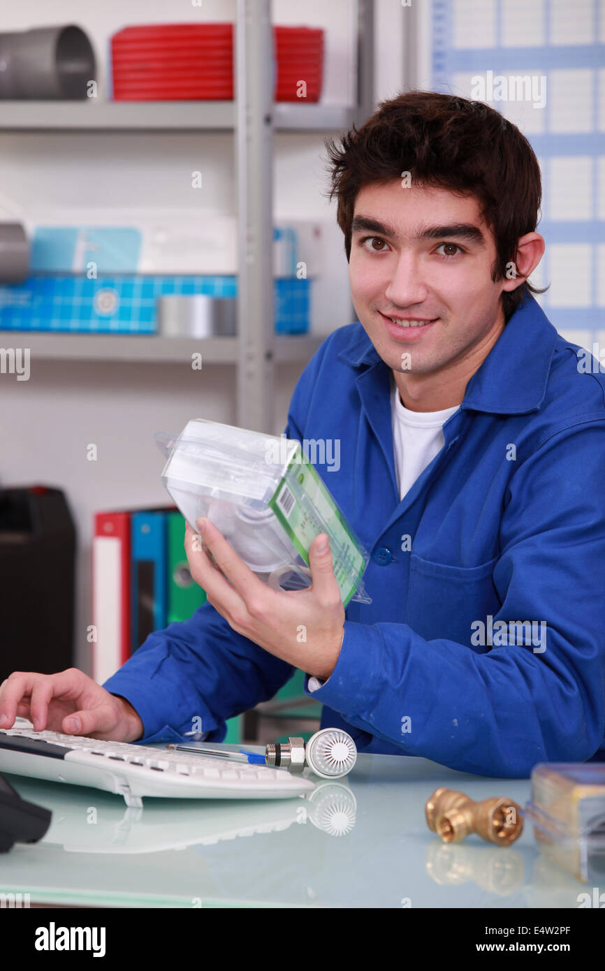 Arbeiter im Sanitär-shop Stockfoto