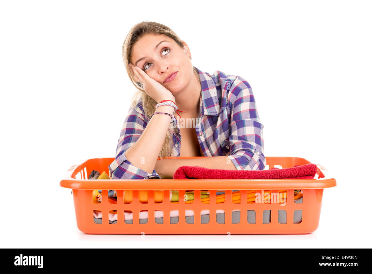 Müde junge Frau, die Wäsche zu Hause Stockfoto