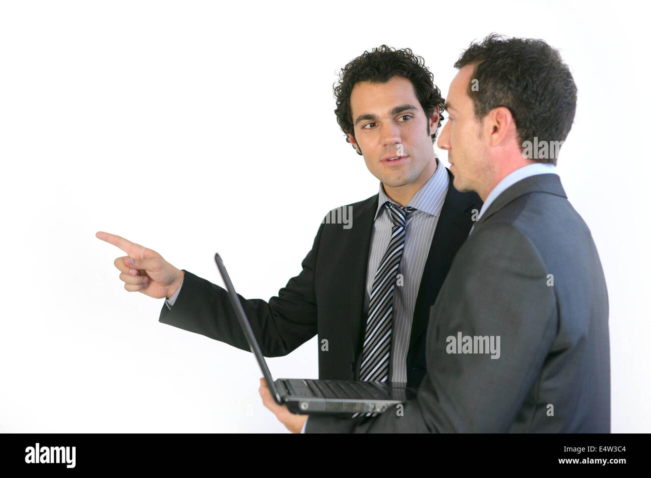 Zwei Geschäftsleute mit Laptop Stand Stockfoto