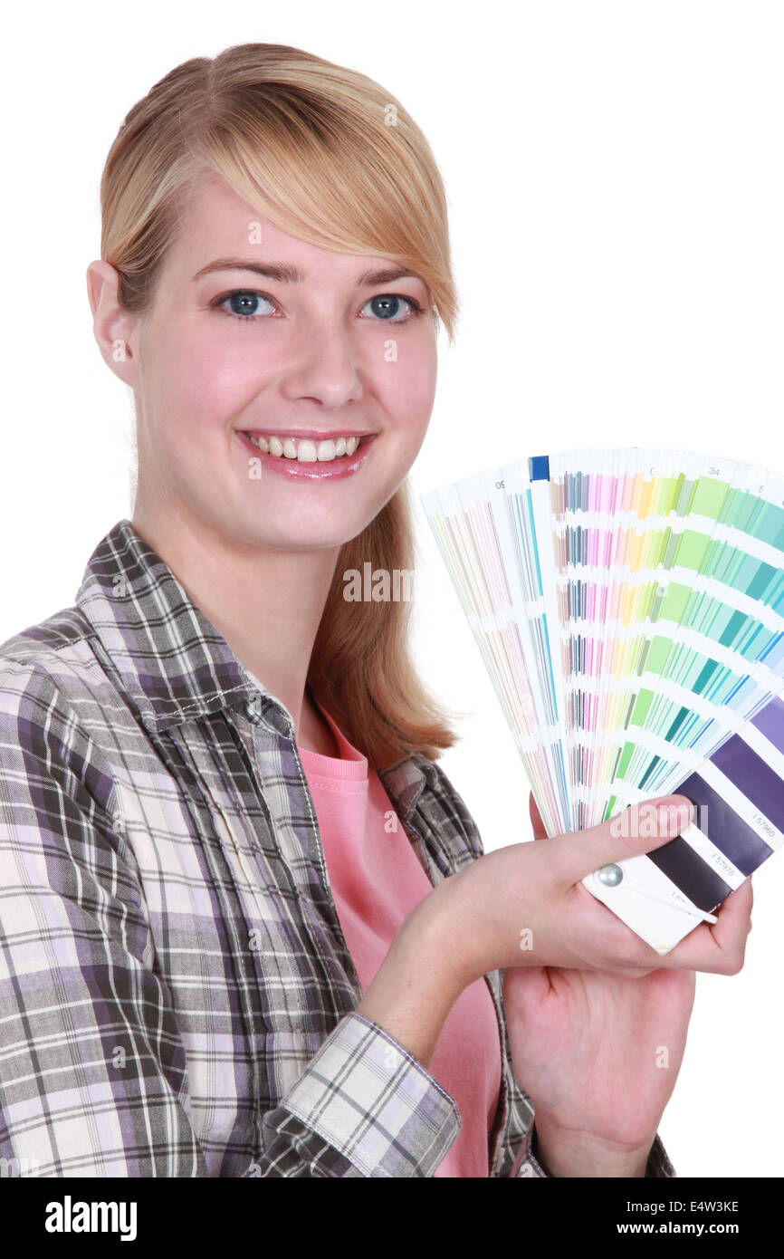 Frau mit einer Farbkarte Stockfoto