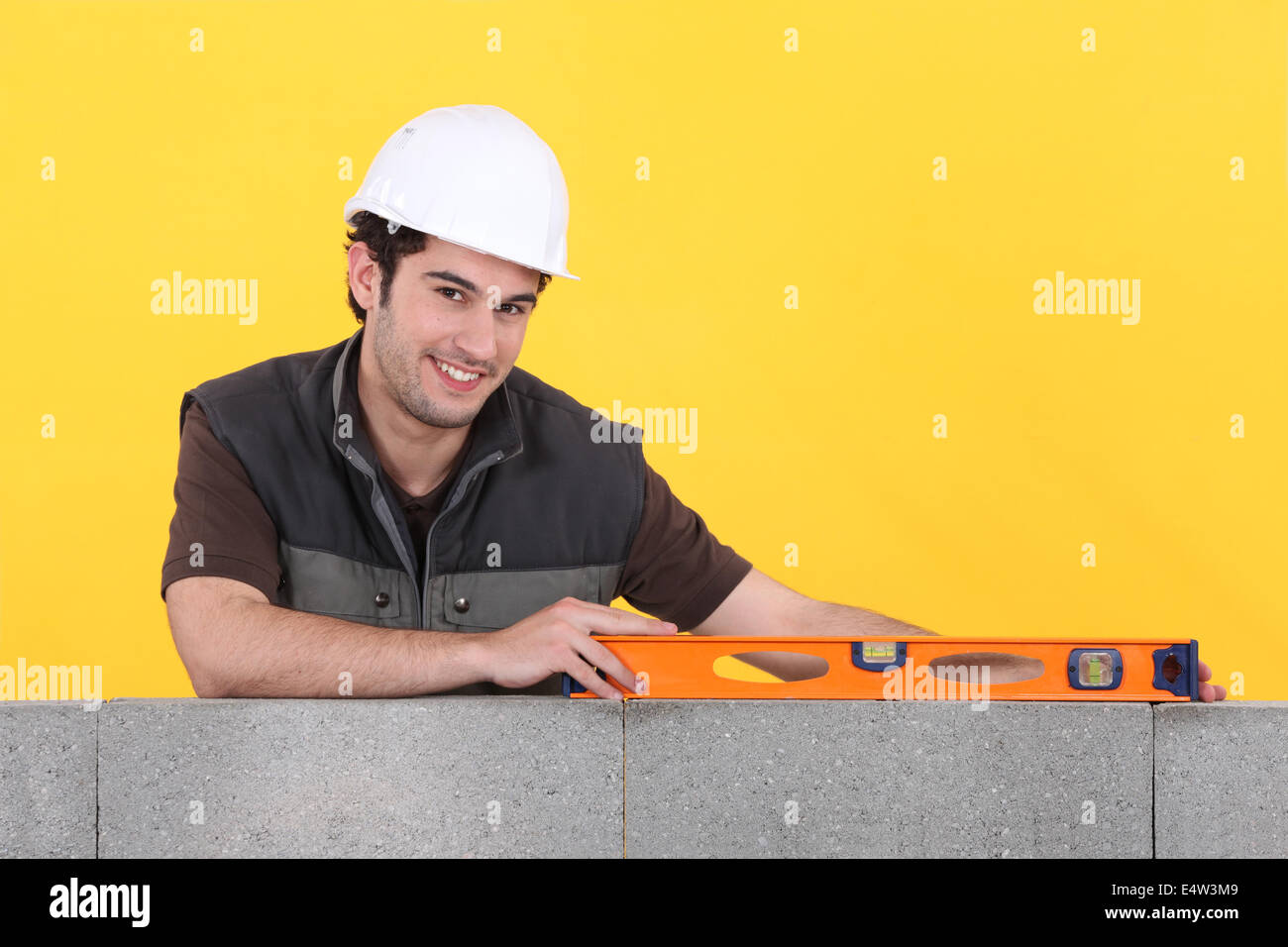 Handwerker arbeiten mit einer Ebene Stockfoto