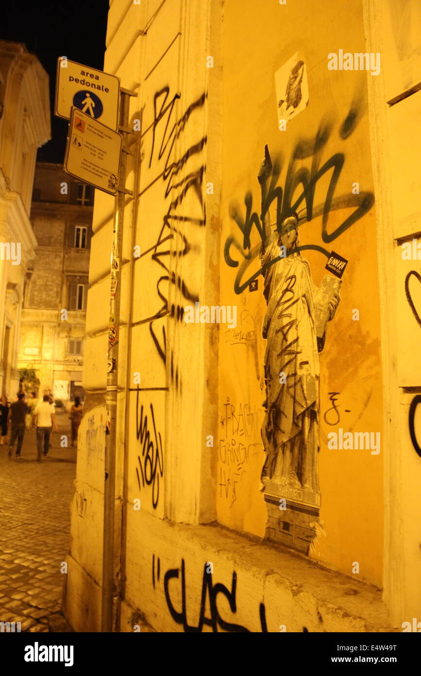 Rom, 16. Juli - New Yorker Freiheitsstatue Bild mit Pistole und Graffiti in Trastevere Viertel von Rom Italien Credit: Gari Wyn Williams/Alamy Live News Stockfoto