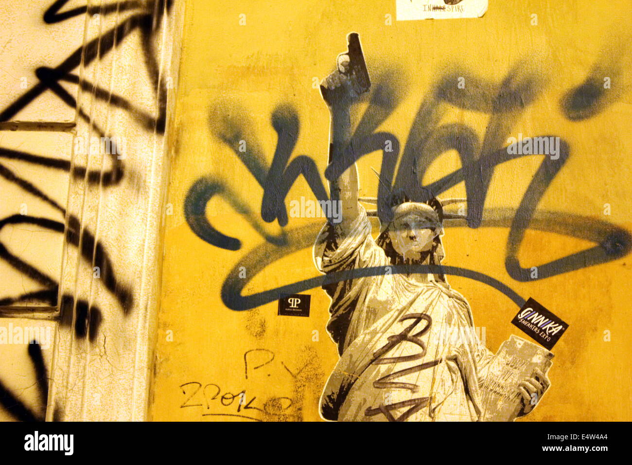 Rom, 16. Juli - New Yorker Freiheitsstatue Bild mit Pistole und Graffiti in Trastevere Viertel von Rom Italien Credit: Gari Wyn Williams/Alamy Live News Stockfoto