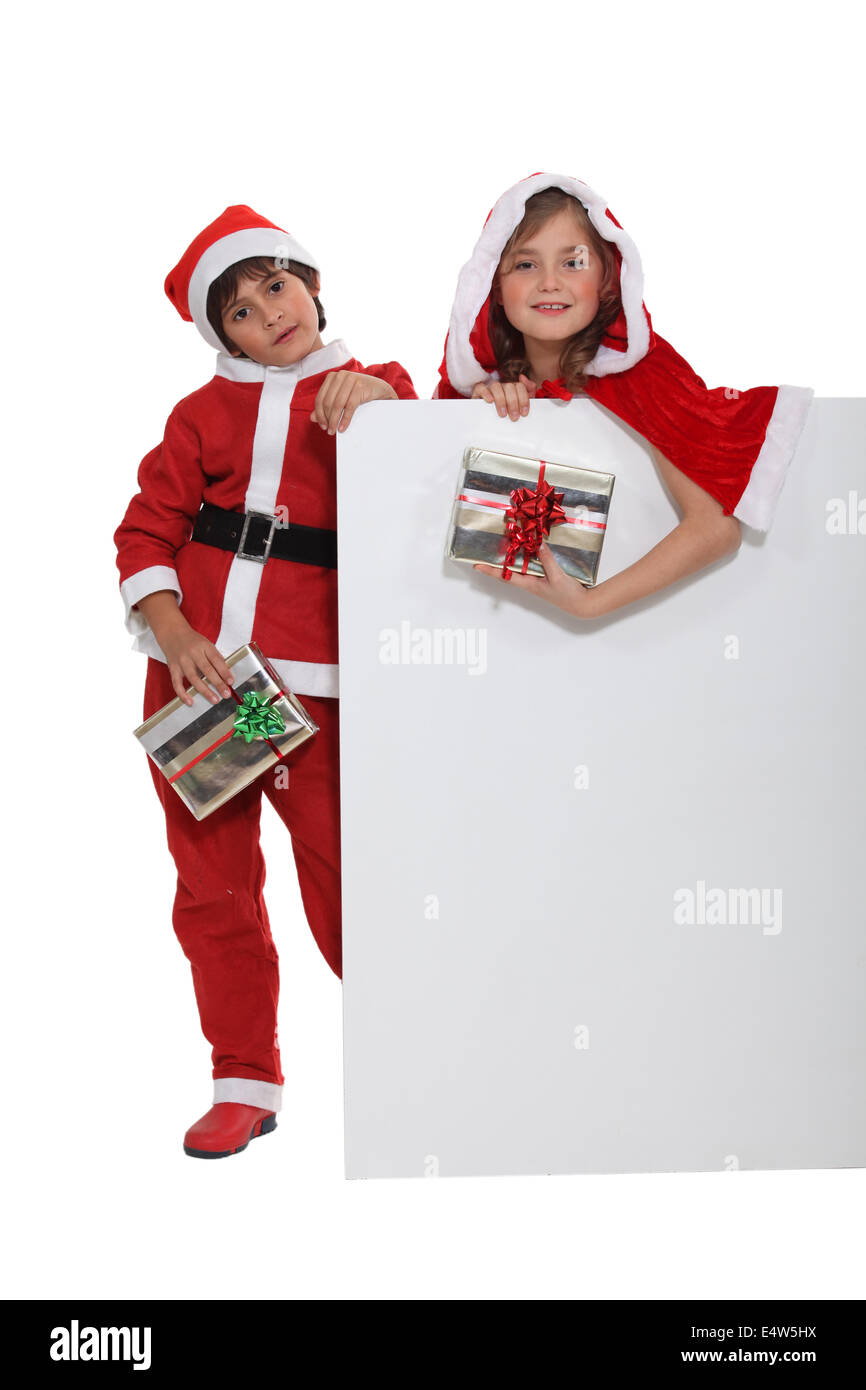 Kinder in Weihnachtsmann Kostüme gekleidet Stockfoto