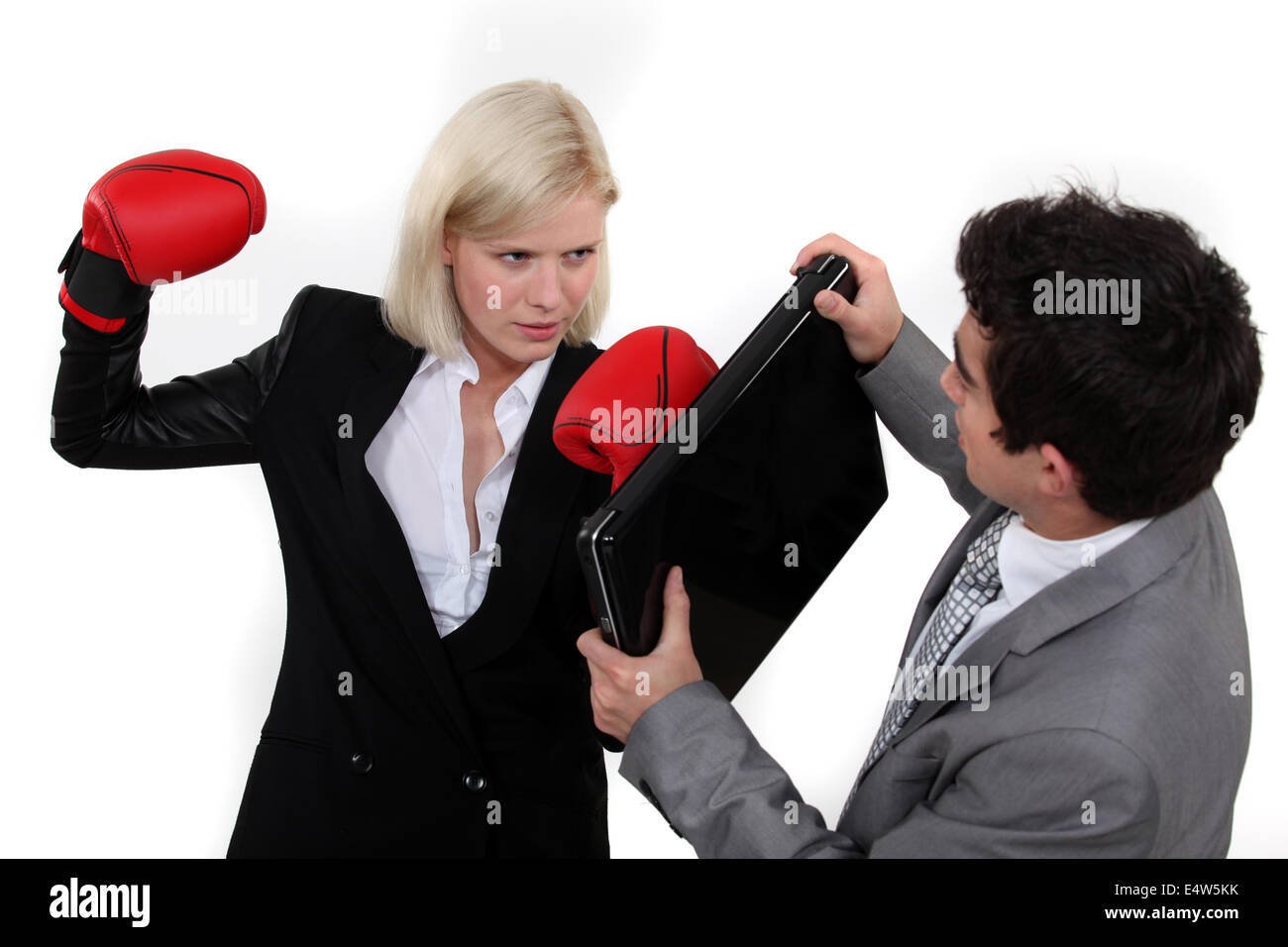 Frau mit Boxhandschuhen angreifenden Kollegen Stockfoto
