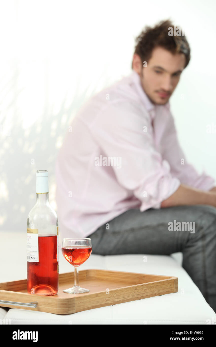 deprimiert Mann eine Flasche Wein Stockfoto