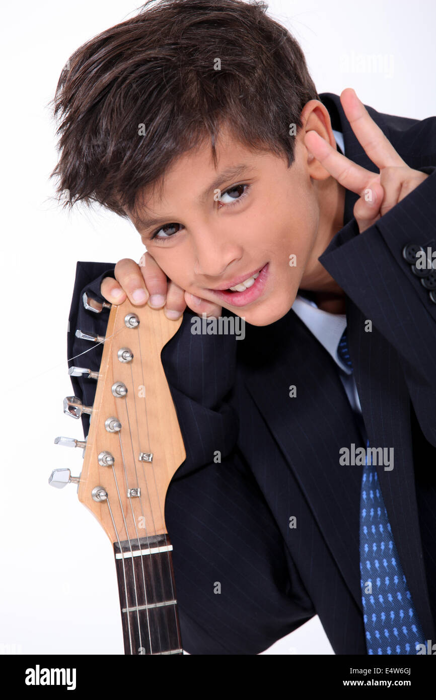 Junge posiert mit seiner e-Gitarre Stockfoto