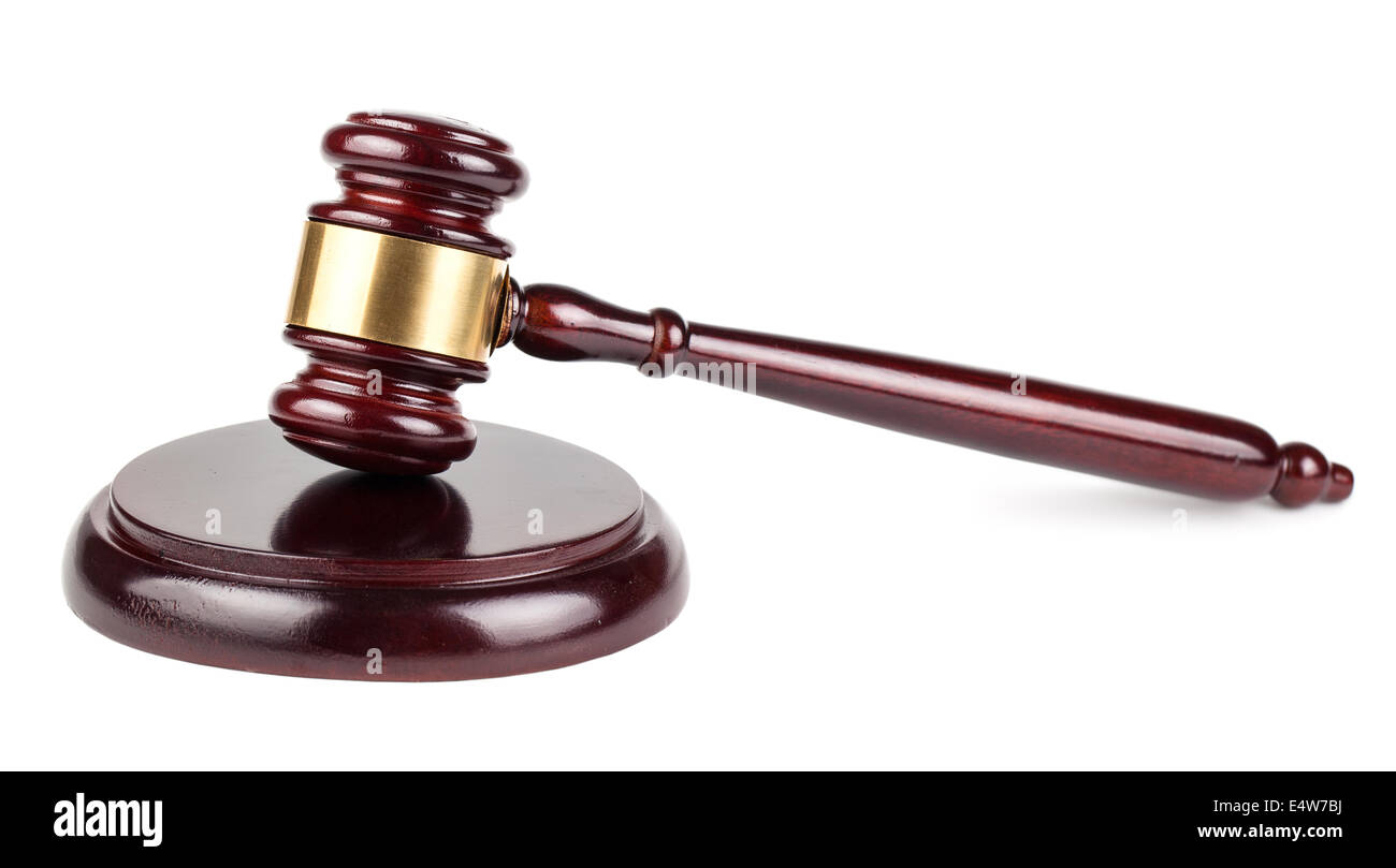 Braune hölzerne Hammer auf weißem Hintergrund Stockfoto