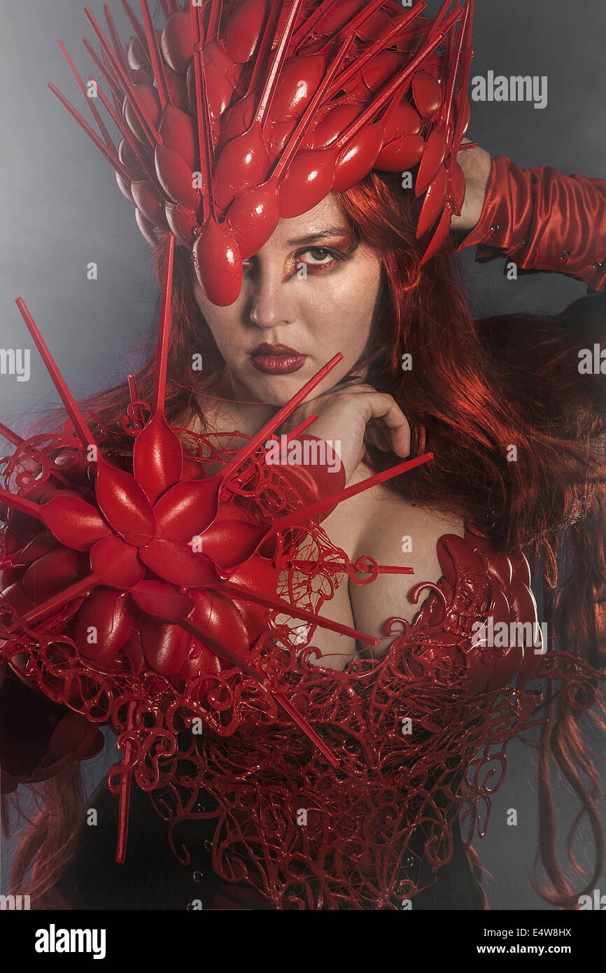 schöne Frau, gekleidet in roten Rüstung Drachenschuppen Stockfoto