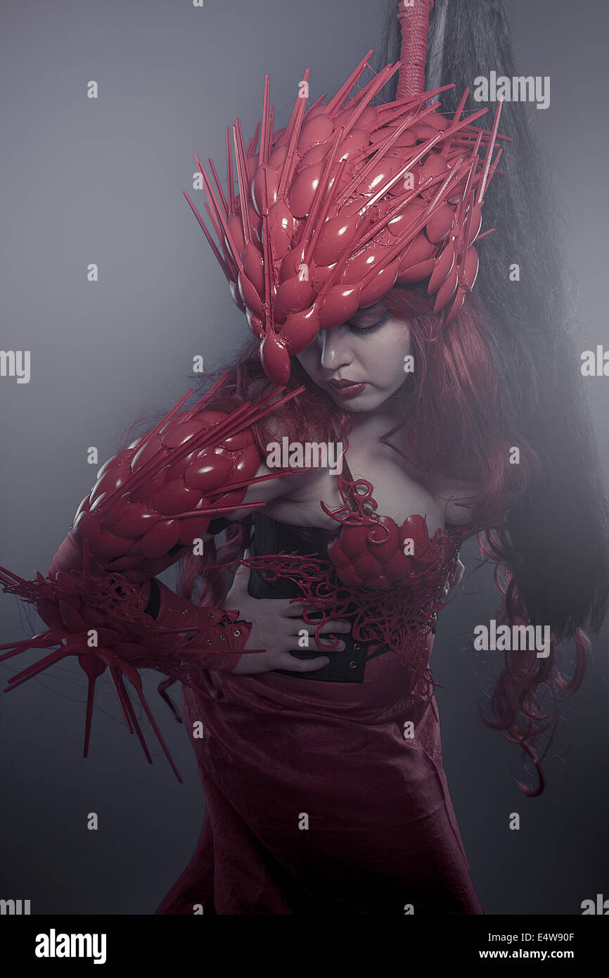 Steampunk, schöne Frau, gekleidet in roten Rüstung Drachenschuppen Stockfoto