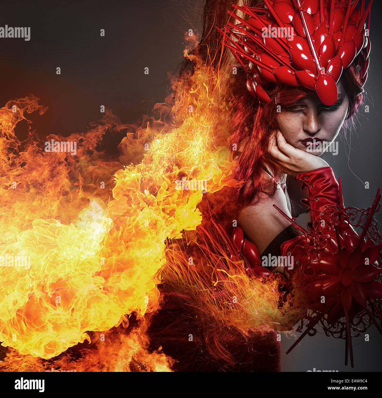Mädchen am Feuer, Steampunk, schöne Frau, gekleidet in roten Rüstung Drachenschuppen Stockfoto