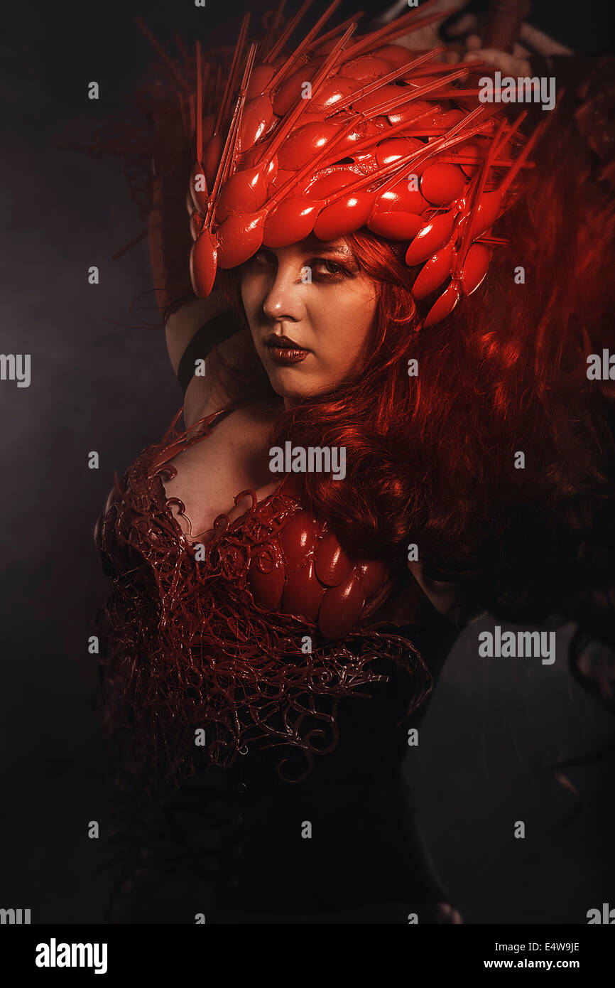 Rote Königin, schöne Frau, gekleidet in roten Rüstung Drachenschuppen Stockfoto
